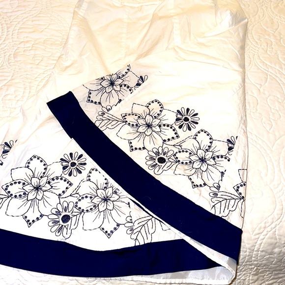 White and black skirt, size 10, 23 inches hidden zipper in back fully lined - Picture 2 of 2